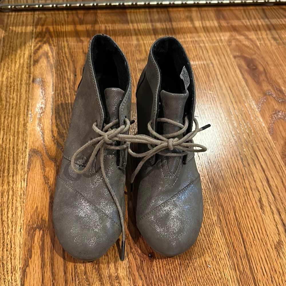 Tom’s very gently worn women’s metallic silver suede wedge bootie size 6.5